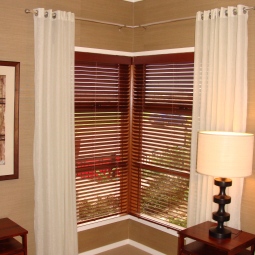 Как подобрать оформление для окон: шторы или жалюзи Как подобрать оформление для окон: шторы или жалюзи